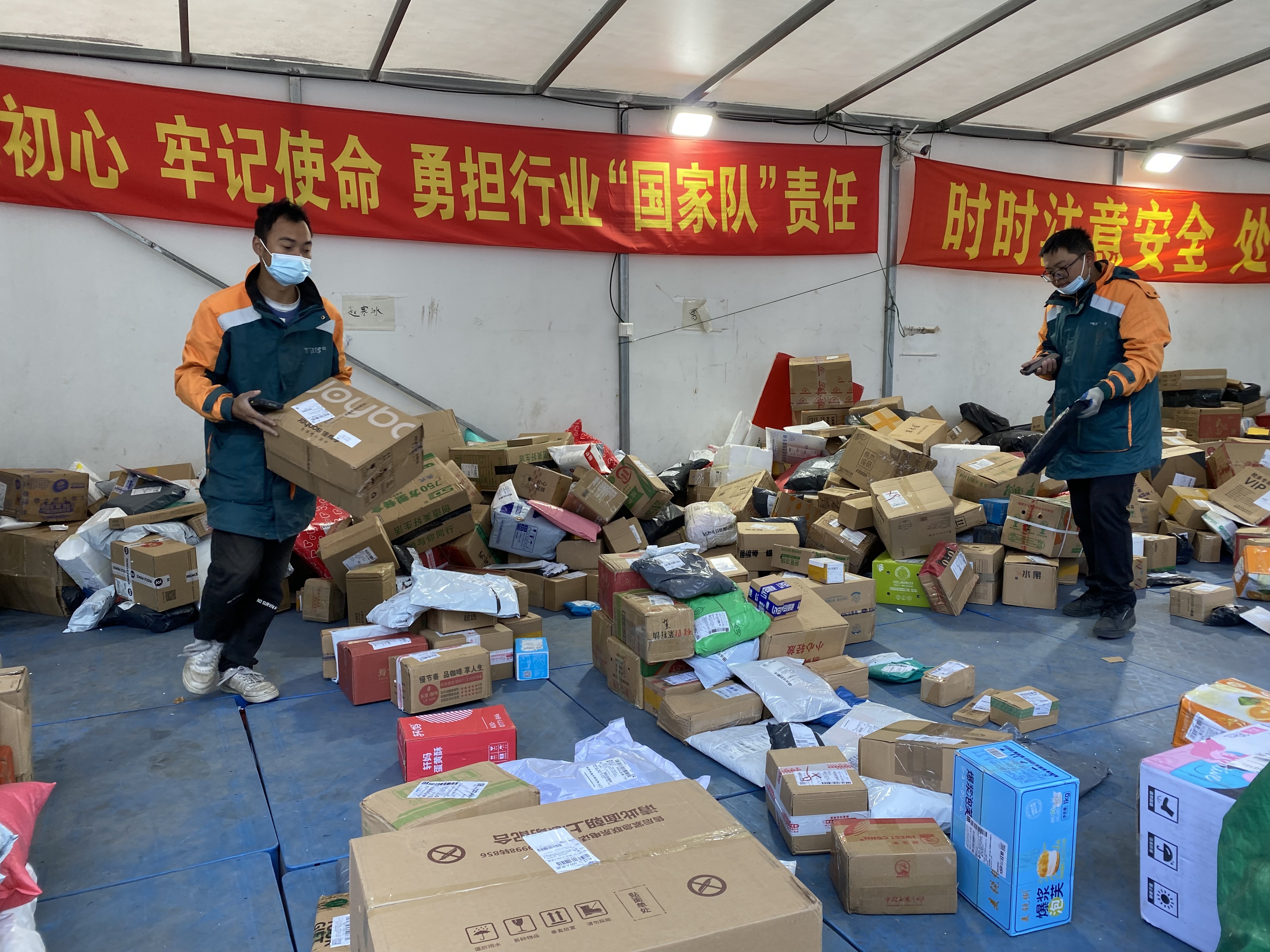 环保纸箱、“瘦身”胶带、重复利用包装……我区推进快递包装绿色转型