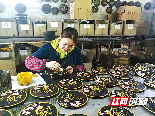 浏阳：炭雕备战“双11”特色工艺品“卖全球”